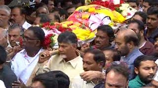 Chandrababu, Jr NTR, Balakrishna Participates in Funeral Procession | Harikrishna's Last Rites