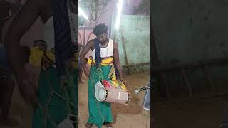 அற்புதமான ஒரு பம்பை தாளம் வாசிப்பு