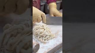 하루에 300그릇 이상 나가는 광장시장 손칼국수! Korea Street Food, Knife Cut Noodles at Kwangjang Market