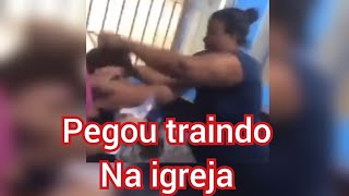 Passou o manto na irmã traição dentro da igreja.