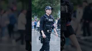 给特警小姐姐毛毛警官玩个变装 你更喜欢哪一款 #警察 #特警