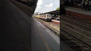 Offlink Amul livery BRC WAP5 powering Saurashtra Express arrives at Virar Station #indianrailways