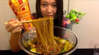 【吃播】怒吃一大碗酸辣粉\u0026cheese粉爆米花 [Eating Show/Mukbang] A big bowl of spicy sour glass noodle soup\u0026popcorn