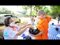 สาธุชนทำบุญตักบาตรฉลองสามเณรใหม่ ณ ศูนย์ปฏิบัติธรรมพนมสารคาม เพชรตะวัน