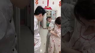 老婆说腰疼，贴完药说好多了，#搞笑视频 #夫妻搞笑 #结局亮了