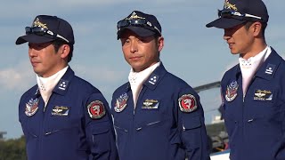 入間基地航空祭2015 ミス航空祭からライダーさんへ花束贈呈