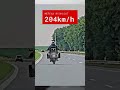 policejní hlídka dvojici naměřila rychlost přes 200 km h. muži hrozí pokuta a zákaz řízení