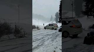 Heavy snowfall in kashmir slipping on the road ❄ #youtube #youtubeshorts #kashmir #snowfall