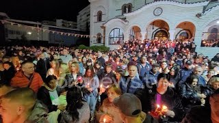 Kremtohet Pashka! Besimtarët ortodoksë pritën në mesnatë Ngjalljen e Krishtit