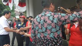 (JES) - Ahok Disambut Puluhan Relawan Pada Hari Ulang Tahunnya