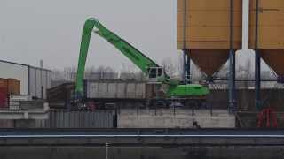 SENNEBOGEN - Scrap Handling: 860 Mobile with orange peel grab loading ship, Germany