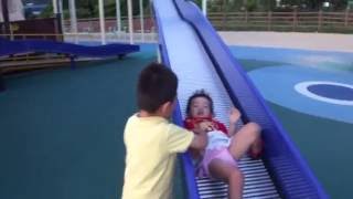 せんももアスレチックで遊ぶ２ 滑り台 SenMomo slide down playground slide