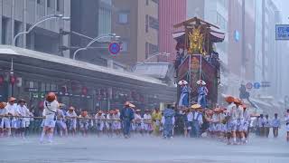 ゲリラ豪雨を進む大船鉾～祇園祭・後祭 2024