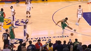 Jayson Tatum purposely avoids Derrick White's pass and White gets a turnover 😂