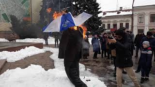 На Центральній площі Чернівців спалили опудло дідуха, схожого на Петра Порошенка