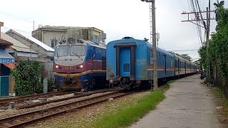 D19E-972 kéo tàu SE2 và D19E-958 kéo tàu SE1 tránh nhau ở ga Thanh Khê