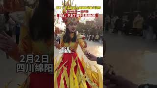 花车巡演，小姐姐意外收获，与手中道具完美搭配 #旅游