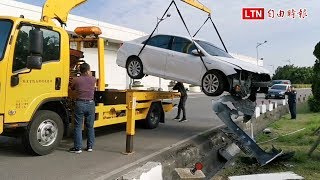 恍神開車撞上桃機停車場水泥矮柱 車頭前半部全毀