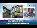 高架橋上過彎翻覆 貨櫃車斜躺欄杆駕駛困車內 貨櫃車高架橋