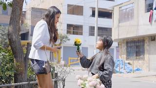 Millonaria descubre que la niña que vende flores… ¡es su hija perdida! #reflexiones