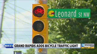 Grand Rapids installs first bicycle traffic light