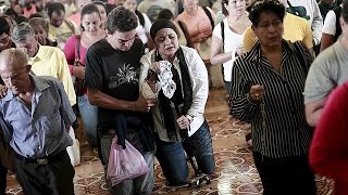 Costa Rica pilgrims walk on their knees to shrine