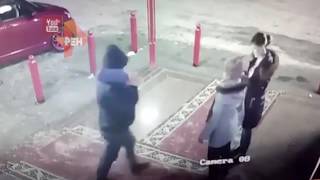 Видео мужчина избил женщину с ребенком за медлительность в м