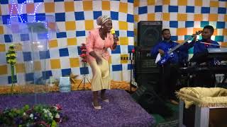 Sis Osinachi Nwachukwu best live performance in Cameroon-spirit filled ministration izeyjames keyboa