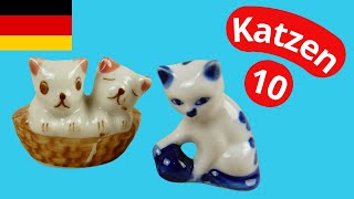 10. Delfts Blau Keramik Katzen und Kätzchen in Porzellan und Weidenkorb.