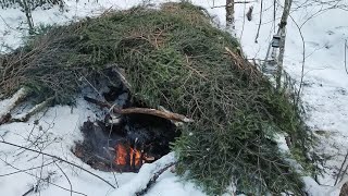 雪地森林过于寒冷，也只能用松树枝搭过窝棚，烤柴火来极限过夜