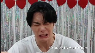 MOONBIN SENDO UM ÍCONE DURANTE SUA LIVE DE ANIVERSÁRIO