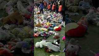 Kenapa ribuan suporter bola ini lempar boneka ke lapangan?