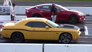 Tesla vs Dodge Challenger SRT - drag race