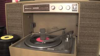 Magnavox Automatic record changer in action