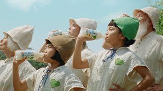 サウナーになったグリーンダカラちゃんとムギちゃん！　『GREEN DA・KA・RA ミルクと果実』新TV-CM「森の中のサウナ」篇