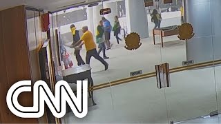 Criminoso quebra mesa e vidros do Planalto com barra de ferro; assista | CNN 360º