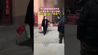 路人偶遇凤凰传奇玲花，热情的跟大家打招呼 ，网友：没架子，接地气