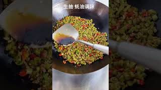 今天炒一个酸豆角肉沫，酸豆角是自己做的，豆角洗干净切碎，放点蒜小米辣盐跟糖腌几天就可以吃了，今天拿来炒肉沫吃，老公直接吃