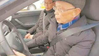 交警查车拦下72岁老人，看到驾照后当场懵了：我也是第一次见