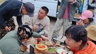 Poor travel to Gansu RV refugee camp, too many people can't get enough to eat!