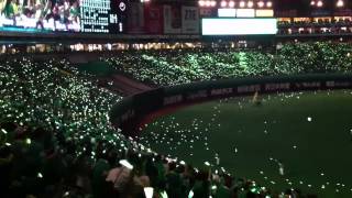 2012.07.18 鷹の祭典 サイリウムを投げ込むホークスファン