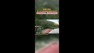 玻璃水滑道突橫樹枝游客遭多處劃傷，景區：之前安全檢查并未發現，正溝通解決受傷玻璃水滑道