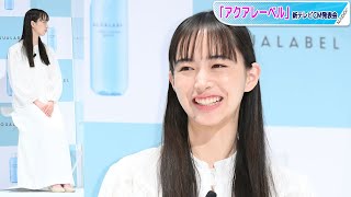 井桁弘恵、透明感たっぷり！　シンプル＆ナチュラルなスカートコーデ