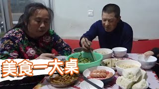 兒媳給做好吃的，有面皮餃子黃瓜，滿滿一桌子，真好吃【泥土大黑】