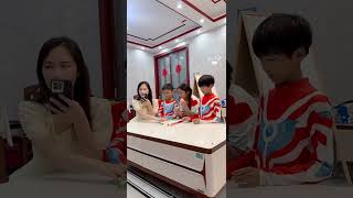 小蚂蚁不给弟弟们吃零食#小丑女#奥特曼#开心一家人#家庭小游戏 #funny #搞笑 #搞笑视频