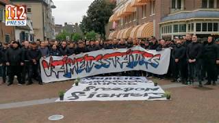 Mobiele Eenheid veegt demonstrerende voetbalsupporters van het 5 mei plein in Wageningen