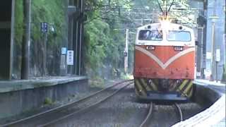 20120506 - 三貂嶺站 217次太魯閣自強號通過 \u0026貨運列車通過