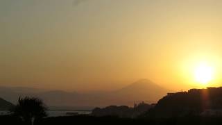 富士山、そして手前には江ノ島。沈みゆく夕日に照らされて🎵