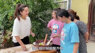 农村姑娘领证后第一次邀请闺蜜聚会，新娘做最接地气美食，5个美女吃的真香