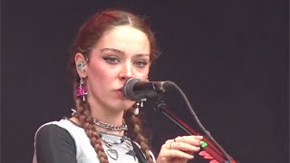 Holly Humberstone - The Walls Are Way Too Thin (Live) Paris, Rock en Seine 2022